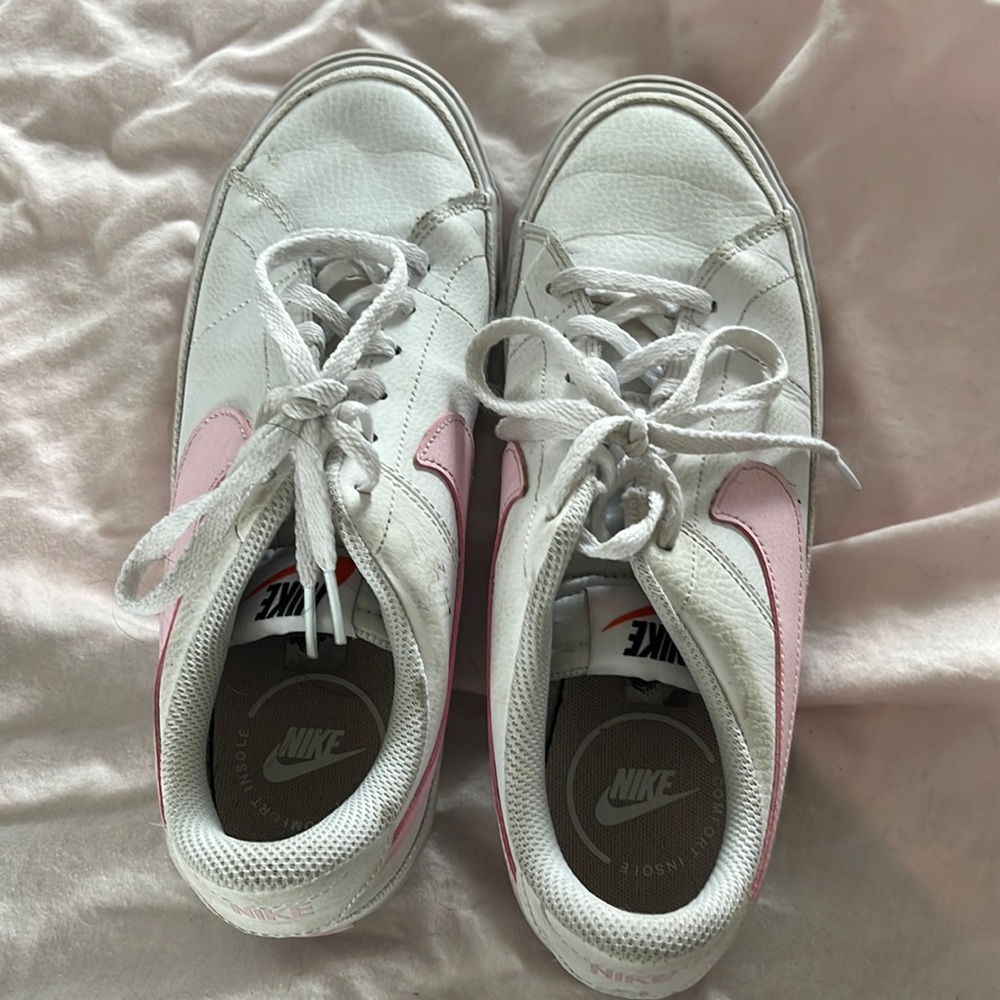 Nike low blazers in pink and white